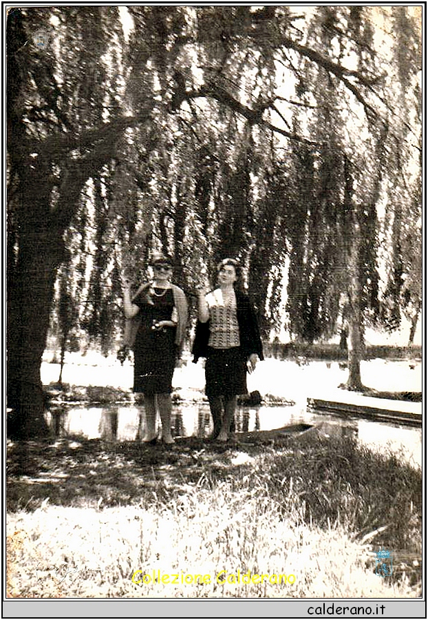 Maria Giuditta Garreffa e Rita Di Leone in gita alle Fonti del Clitumno 1964.jpg