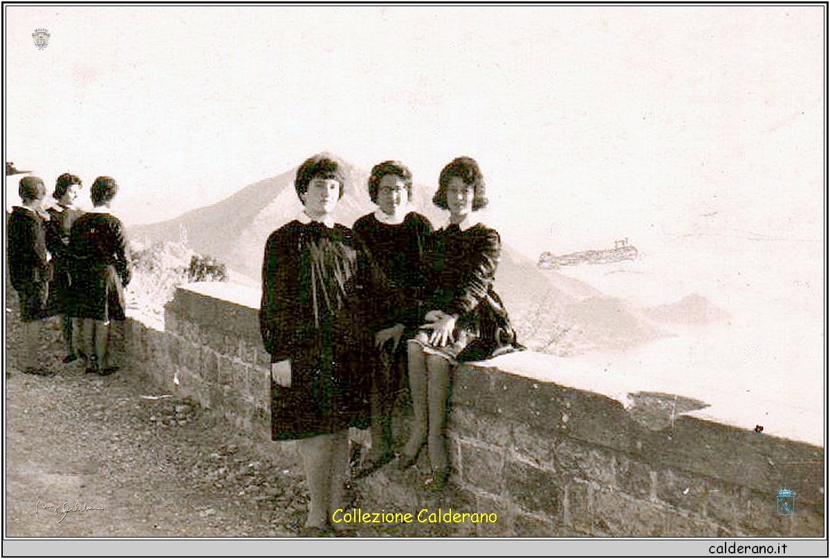 Maria Giuditta Garreffa, Teresa Bartalotta e Vanna Villano al Castello 1963.jpg