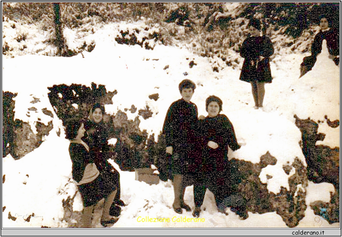 Matilde Ciliento e M. Giuditta Garreffa al centro; Anna Fiorillo e la Bloise al lato e Filomena Campagna in alto - Nevicata febbraio 1963.jpg