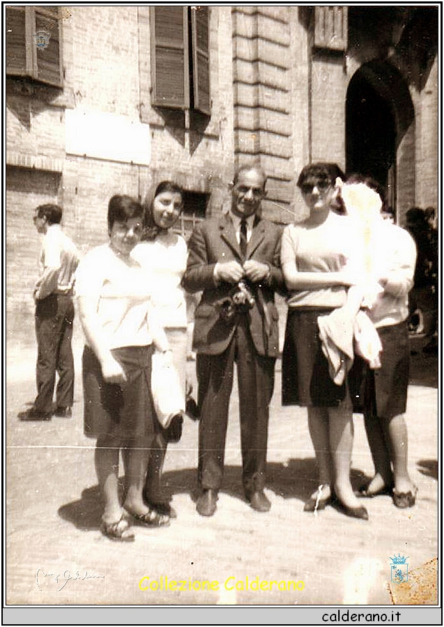 Rosetta Cozza, Mimma Morelli, Giuseppe Guida, Maria Giuditta Garreffa e nascosta dalla macchia  Pina Cioffi in gita scolastica a Recanati 1966.jpg