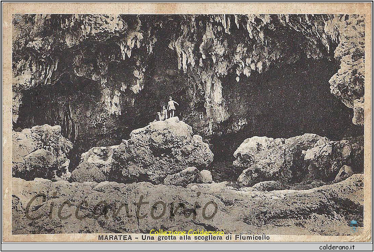 Una grotta sulla scogliera di Fiumicello - Cartolina.jpg