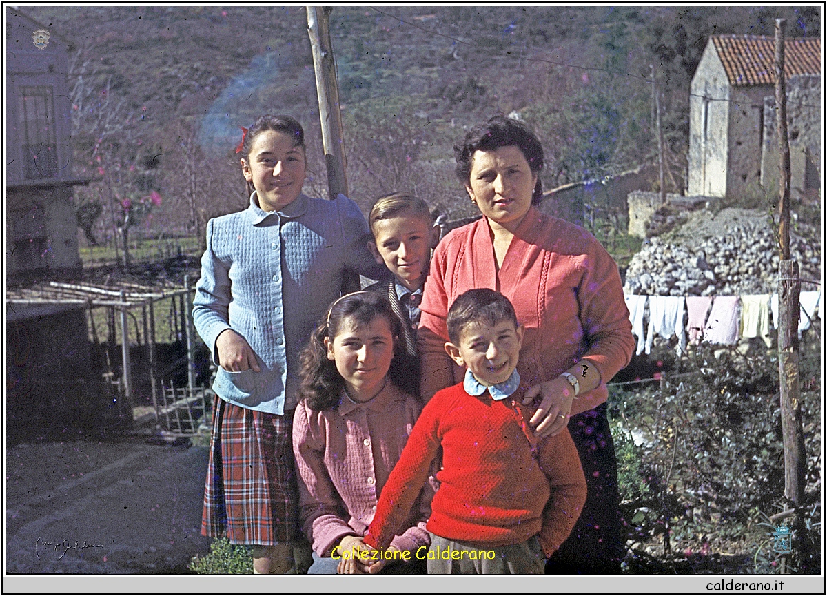 Maria Maestri con i figli.jpg