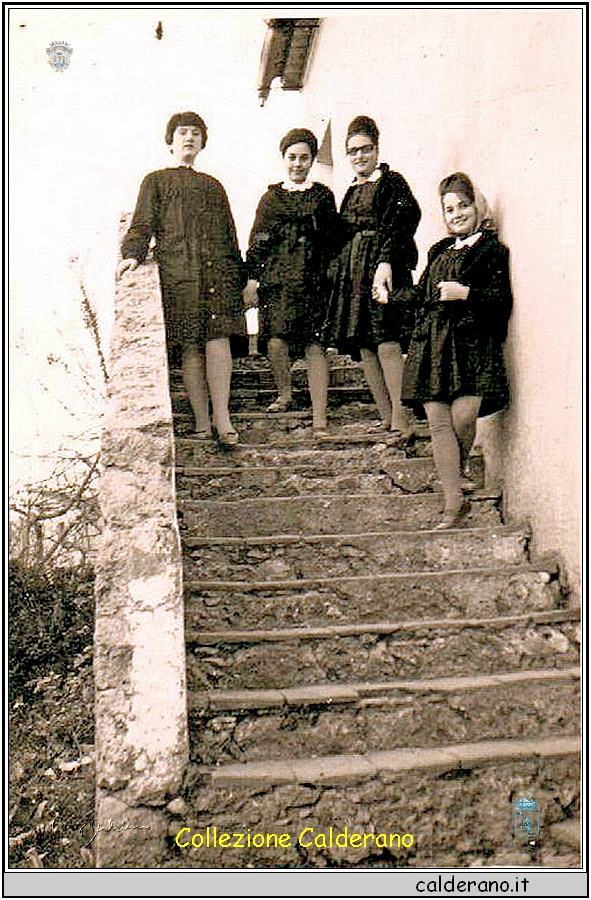 Passeggiata a Massa - Primavera 1964 M. Giuditta Garreffa, Antonella Barberio, Rita Di Leone e Carmen Iovino..jpg