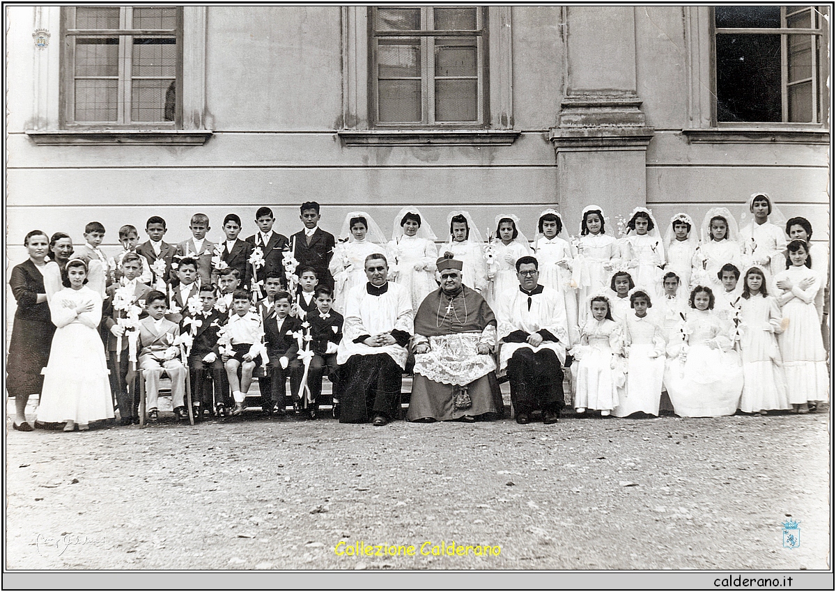 Prima Comunione con Padre Petrin, il Vescovo Pezzullo e Padre Cerracchio.jpg