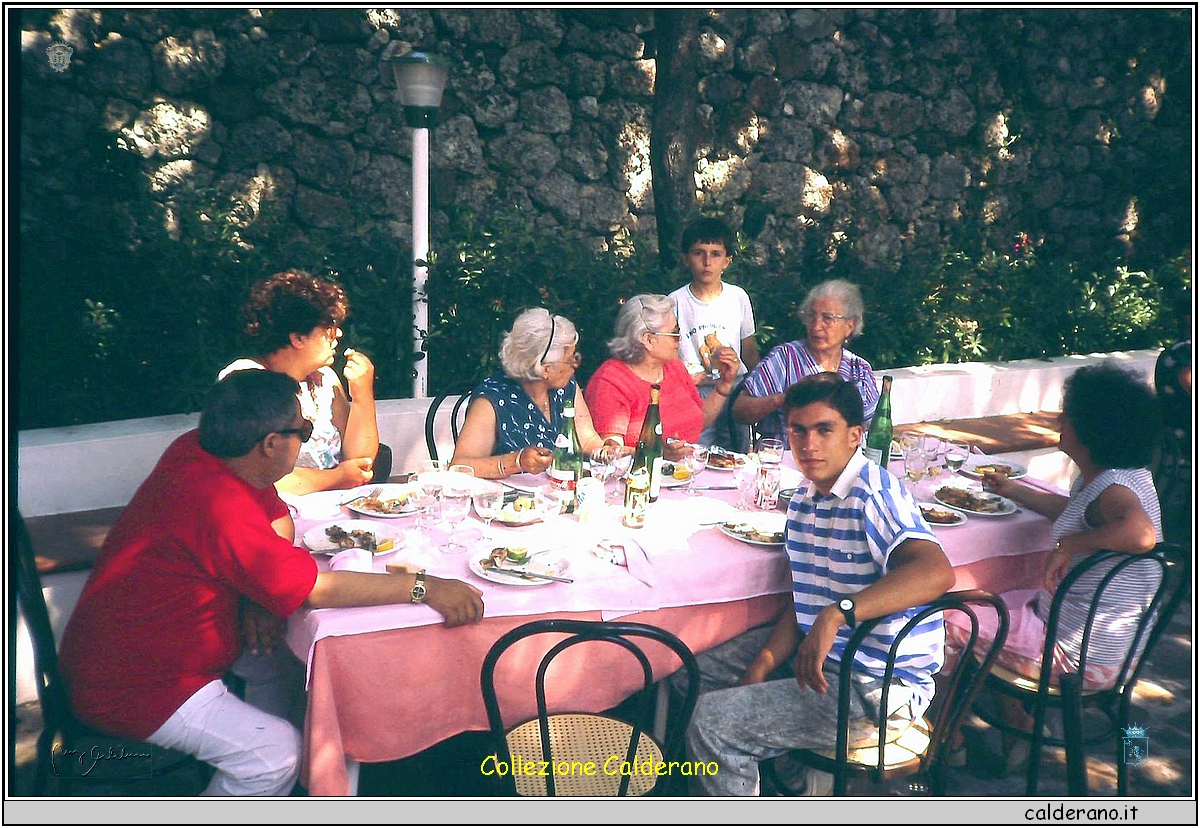 Famiglia Manfredi al ristorante.jpg