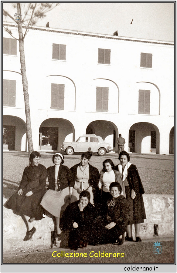 A Piazza del Gesu' Maristella, Maria Lidia, Maria Pia, Maria Antonietta, Annamaria, Lina e Assuntina.jpeg