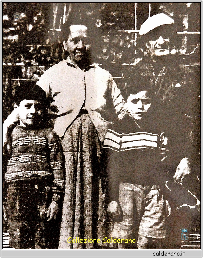 Luigi Barone (1889-1962) con la moglie Rosina Marra (1897-1977) e i figli Claudio (1949-1994) e Vincenzo - foto 1957.jpg