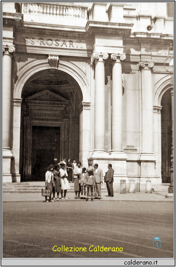 Famiglia Colavolpe davanti la Chiesa di Pompei.jpeg