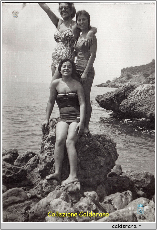 Sullo scoglio Italia Calderano, Lina Mazzuca e Silvana Colavolpe.jpg