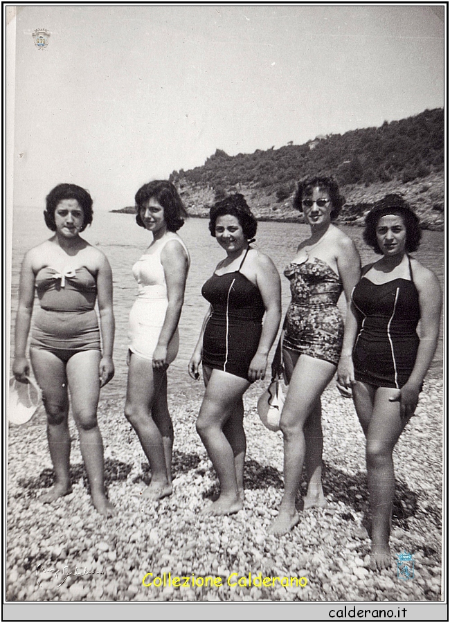 Defile' sulla spiaggia con Rosellina, Liliana, Emilia, ---- e Marirosa.jpg