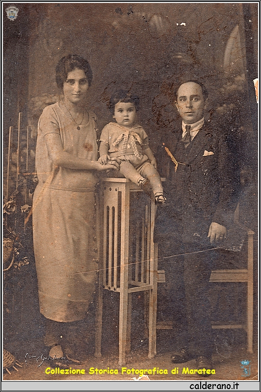 Giuseppe Mazzeo con la moglie Rosa e la Figlia Francesca.jpeg