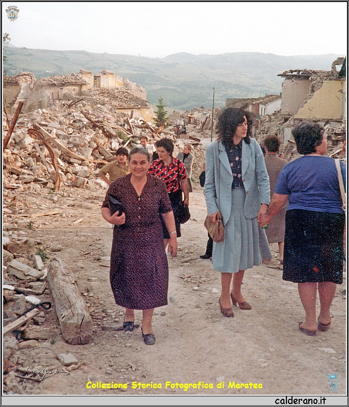 Maria a Conza post terremoto del 23-11-1980.jpeg