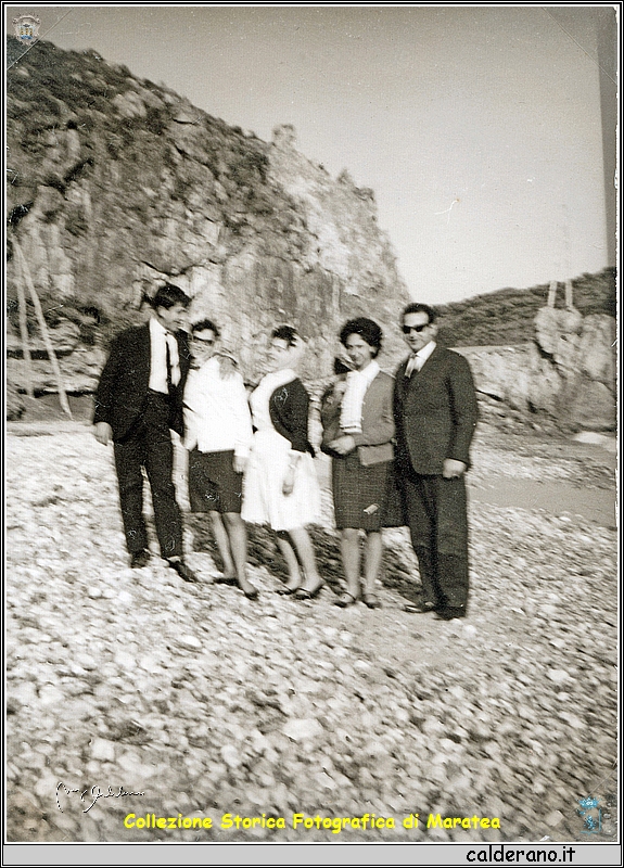 Sulla spiaggia a Fiuzzi Ciccillo, Liliana, Silvana, Franca e Arnaldo.jpg