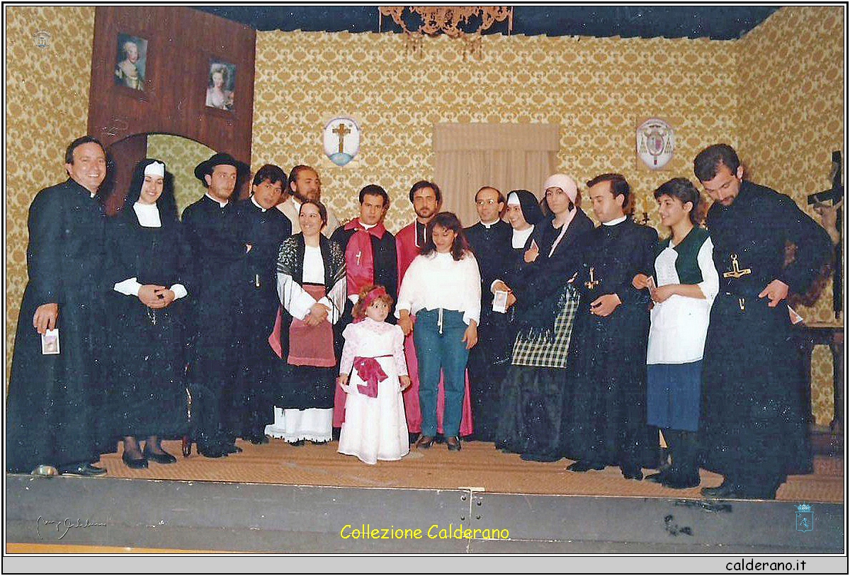 Compagnia teatrale con Padre Aniello.jpg