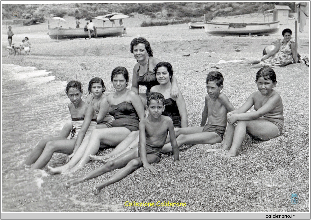 Sulla Spiaggia di Fiumicello Franca, Cristina, Liliana, Elilia, Silvana, Ciccillo, Luciana e Biasino.jpeg