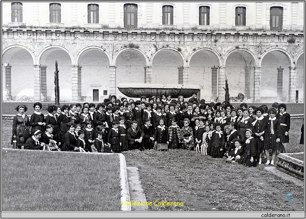 Alunne delle scuole medie nella Certosa di Padula.jpg