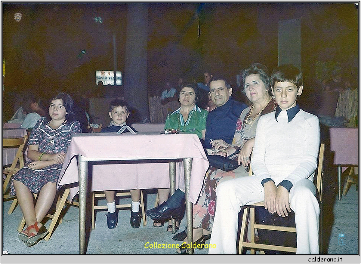 Famiglia Crispo a Piazza del Gesu' 17-8-1975.jpg