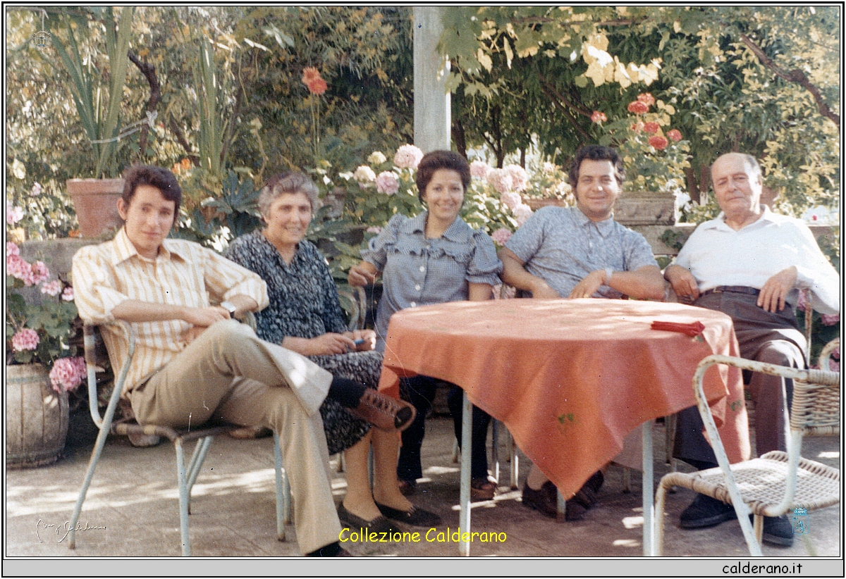 Giovanni e il fratello Raffaele con i parenti.jpeg