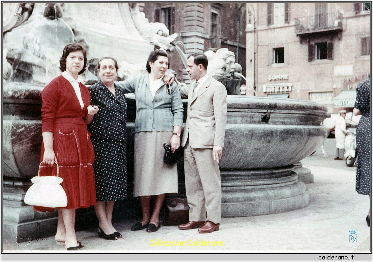 Liliana, Georgette, Filomena e Vincenzo alla fontana del Pantheon.jpeg