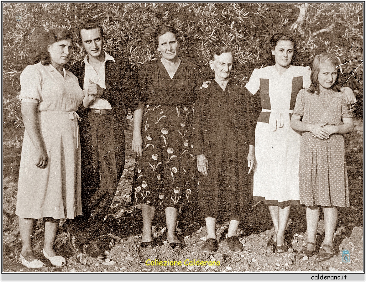 Anno 1948. Rosa Zaccaro, Antonio di Bartolo, Vincenzina Maimone, Palmira Mangione, Saveria Monteleone, Filomena (Menucia) Zaccaro.jpg