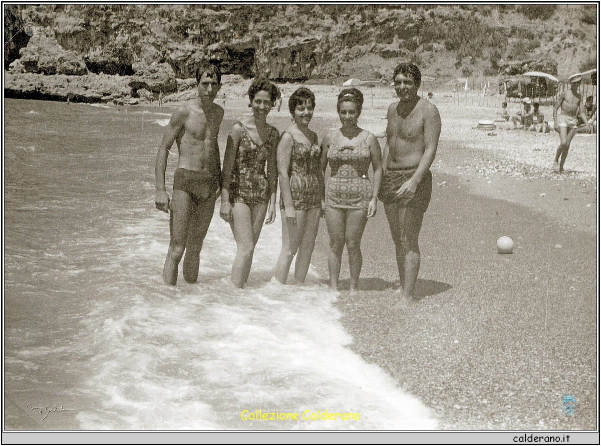 Sulla battigia Ciccillo, Franca, Silvana, Carmelina e Romualdo.jpg