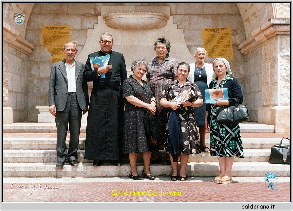 Con Padre Cerracchio Vincenzo Colavolpe, Filomena Calderano, Giuseppina Fiore, Beatrice Avigliano, Maria Mazzeo e Zietta giugno 1979.jpeg