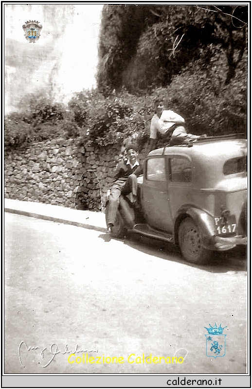 Roberto sul parafango della Balilla in Via Mandarini.jpg