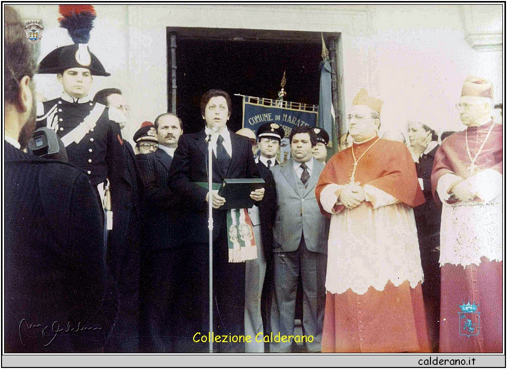 Fedrnando Sisinni consegna la targa al Cardinale Oddi 1982.jpg