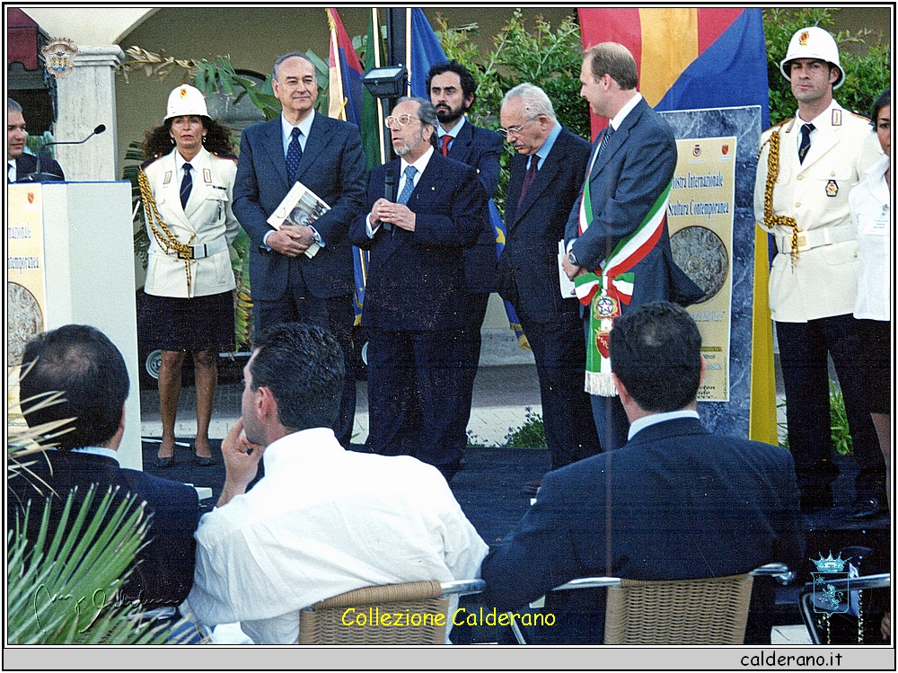 Francesco Sisinni all'inaugurazione della Mostra scultura a Ostia.jpeg