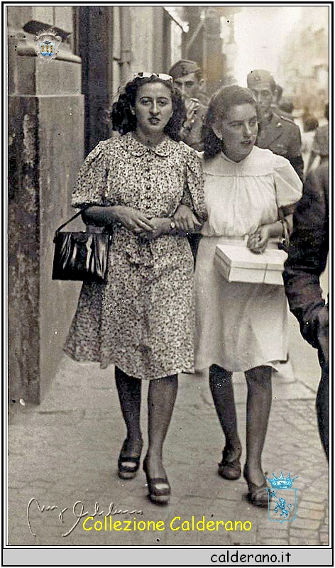 Maria Brando e Anna D'Alascio studentesse a Napoli in Via Toledo 1940.jpg