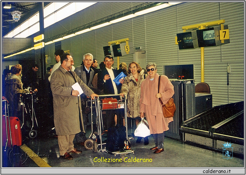 Biasino, Andrea, Eugenio, Maria Emilia e Maria all'aeroporto Orly.jpg