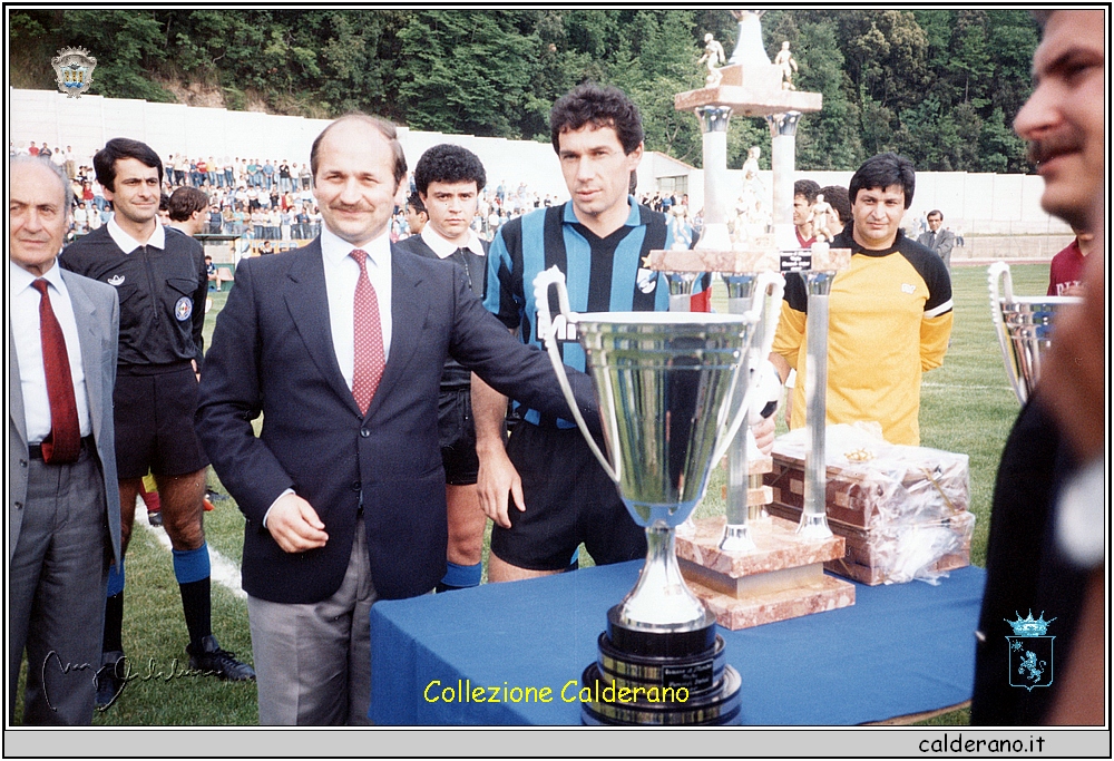 Il Sindaco Antonio Brando consegna la coppa a Giuseppe Baresi 30-05-1987.jpeg