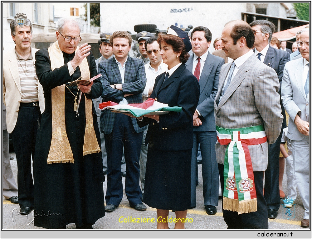 Padre Cerracchio benedice la Bandiera della Caserma Forestali e il Sindaco Antonio Brando giugno 1987.jpeg