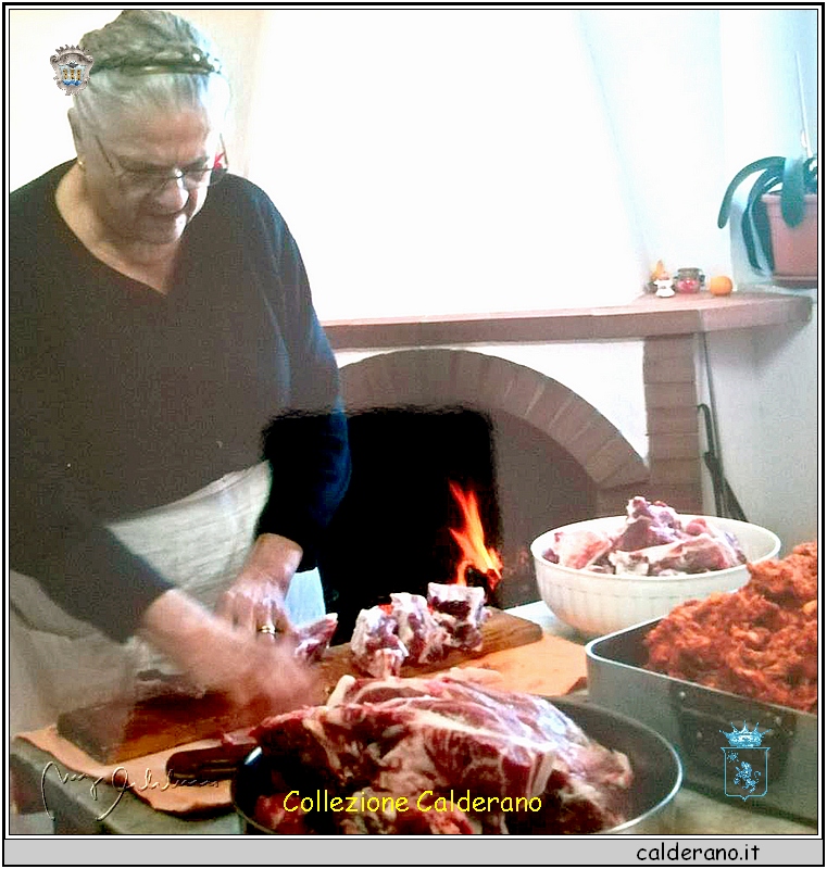 Rosa Bianco Limongi e la preparazione dei salami.jpg