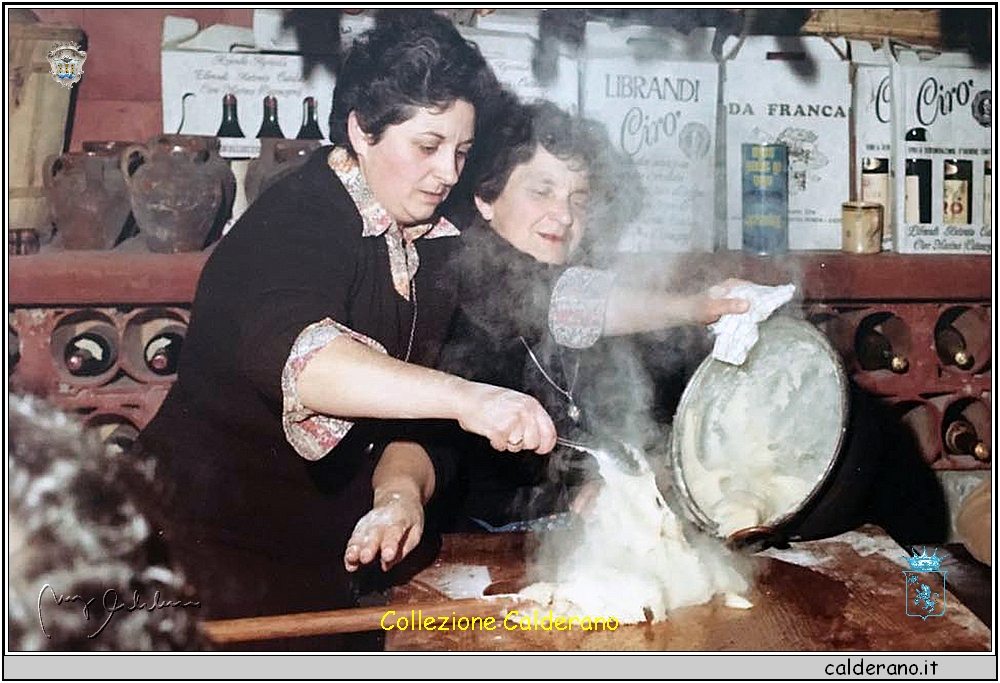 Rosalina e la mamma preparano le zeppole.jpg