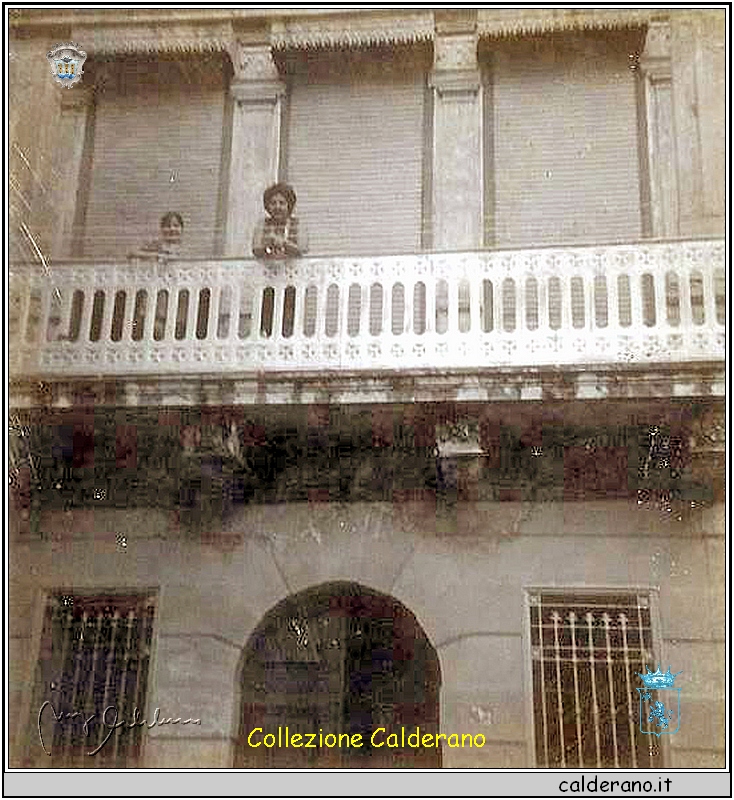 Signora Crispo al balcone di Via Casaletto 1974.jpg