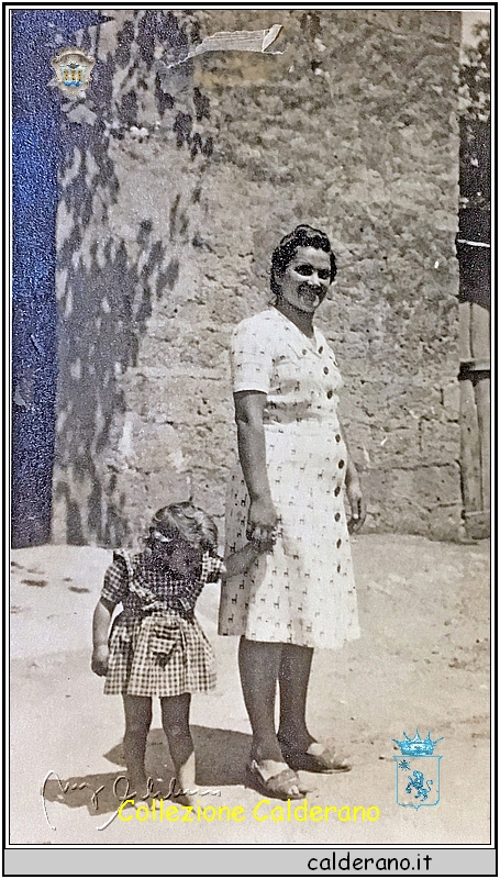 La piccola Liliana Bosone e la Mamma Beatrice Avigliano - San Gennaro Vesuviano 13-7-1948.JPG