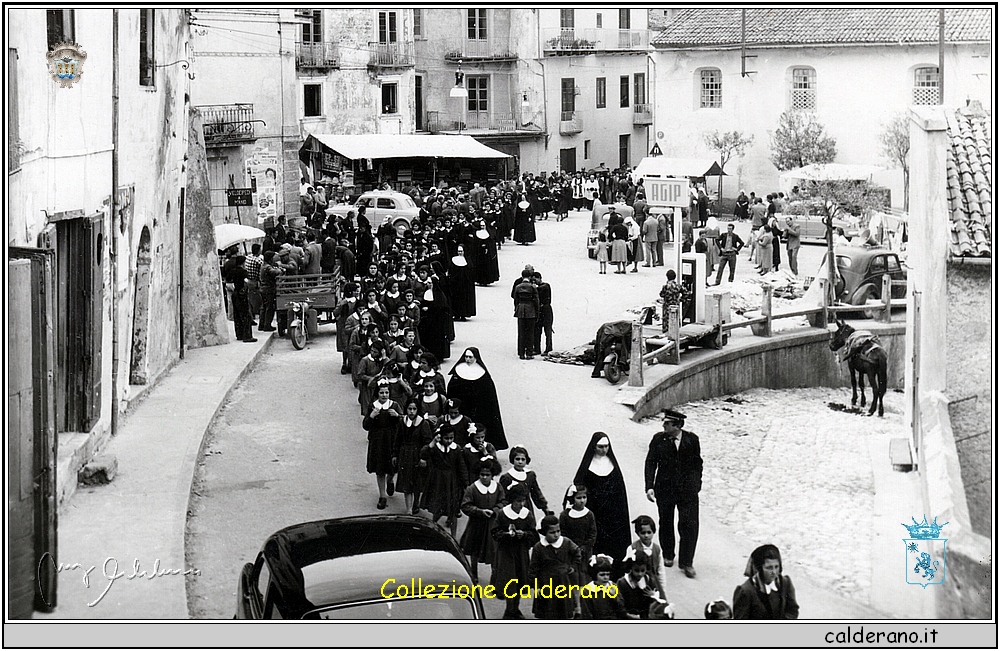 Funerale in Piazza dell'Impero di Raffaele Zaccaro.jpeg