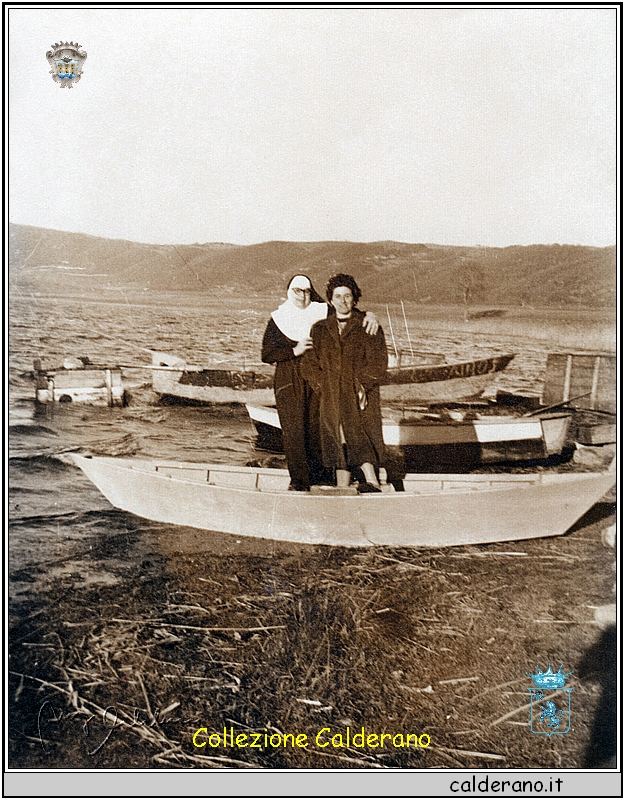 Carmela Brando con la Zia suora sulla barca.jpg