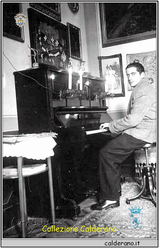 Alberto Crispo al Pianoforte.JPG