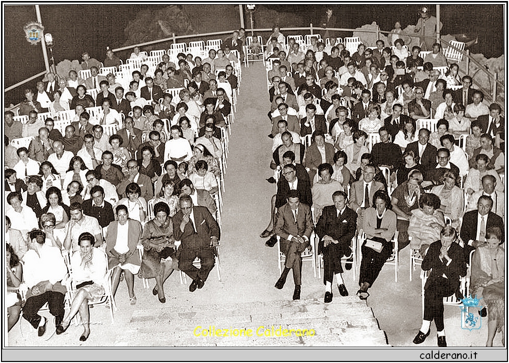 Concerto di Roberto Murolo sulla rotonda del Porto (quand'era fruibile).jpg