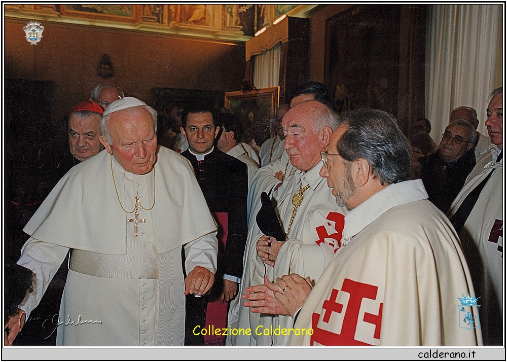 Giovanni Paolo II nella Sala Clementina 17-10-1998 con Francesco Sisinni.jpg