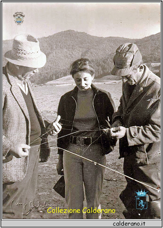 Sbrogliando le lenze a lago Sirino con Linda Schettini.jpg