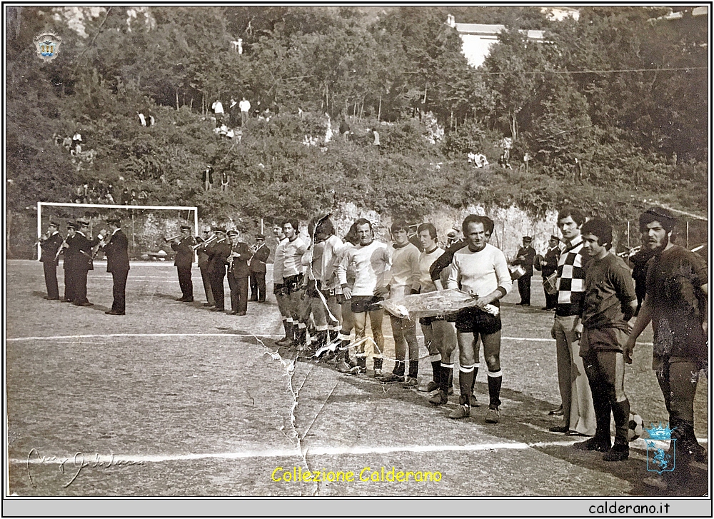 Banda e fiori allo stadio San Nicola.jpg