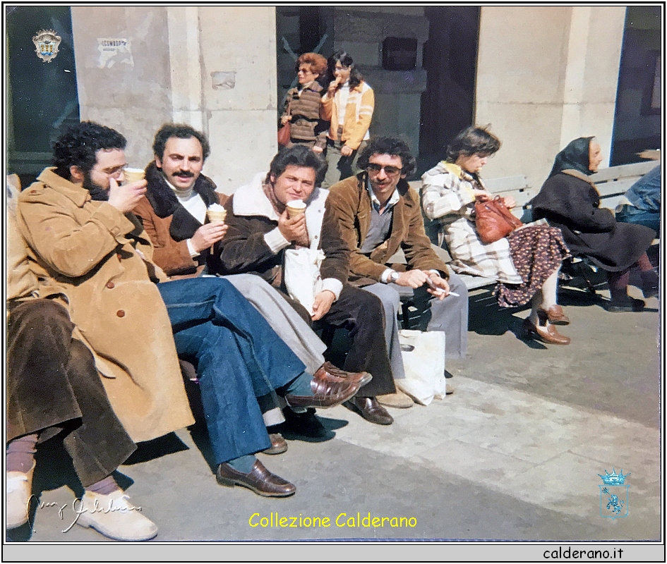 Ciccillo, Umberto, Toto' ed Ettore mangiando il gelato.JPG