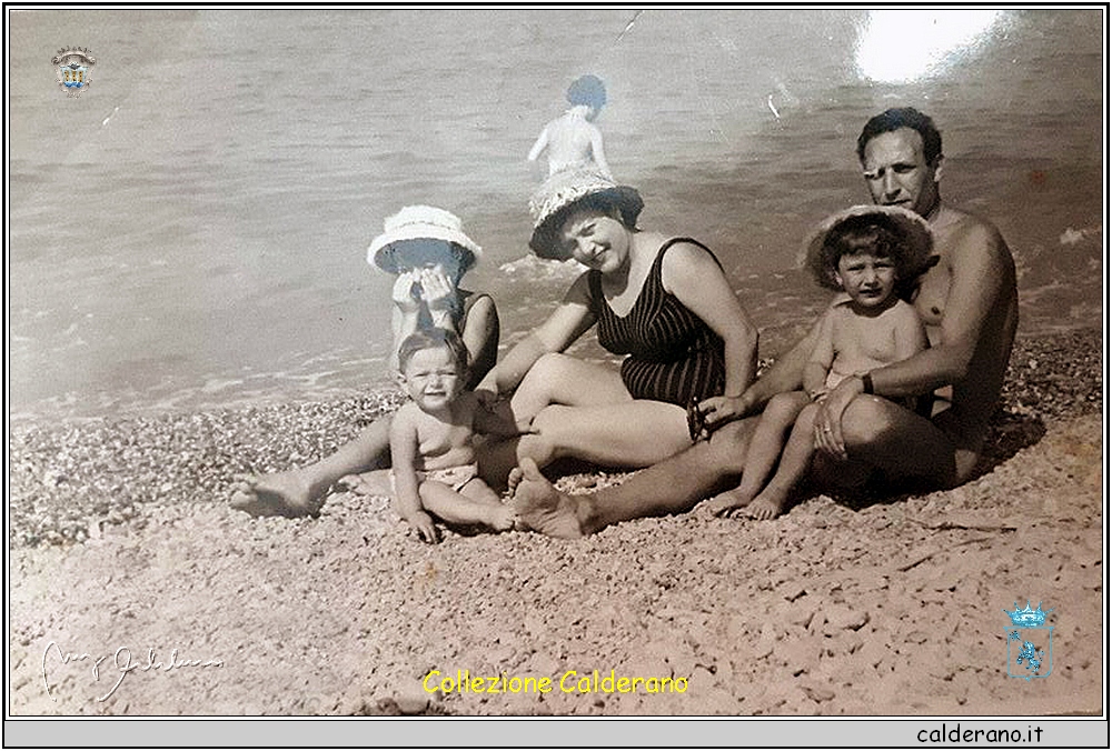 Aurora Calderani e Peppino Labanca al mare con le figlie ad Amantea.jpg