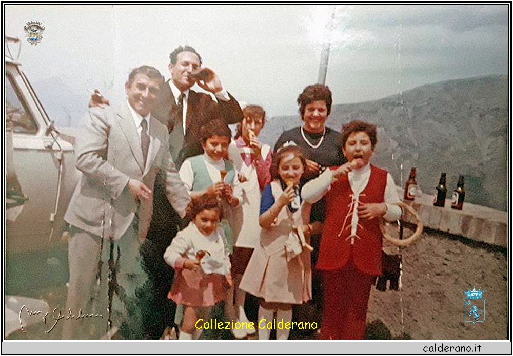 La Famiglia Labanca al Castello col violinista Gino Fiorenzano.jpg