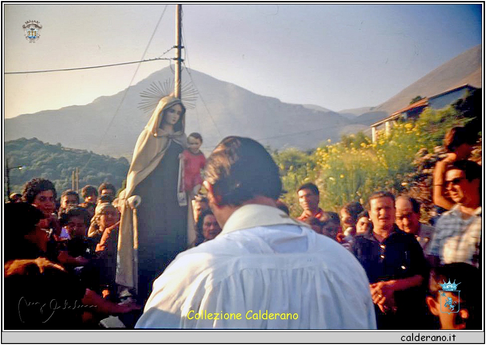 Padre Angelo benedice durante la Processione a Massa.jpg