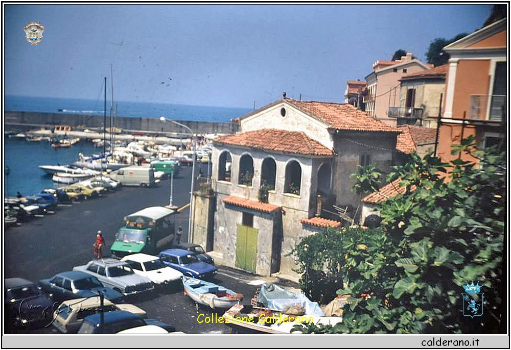 Parcheggio di Barche e auto al Porto 1979.jpg