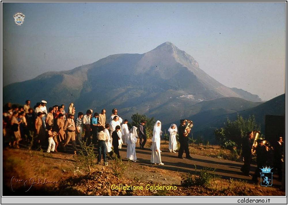 Processione con i ragazzi della Prima Comunione a Massa.jpg